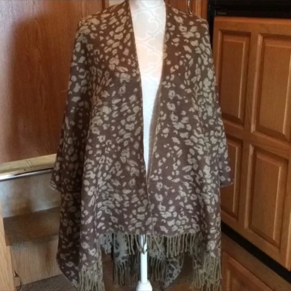 Leopard Print Fringe Pashmina Reversible Wrap Poncho - Picture 3 of 8